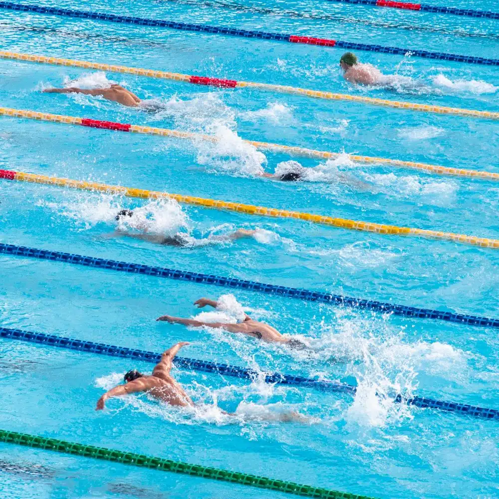 Schwimmwettkampf von professionellen athleten